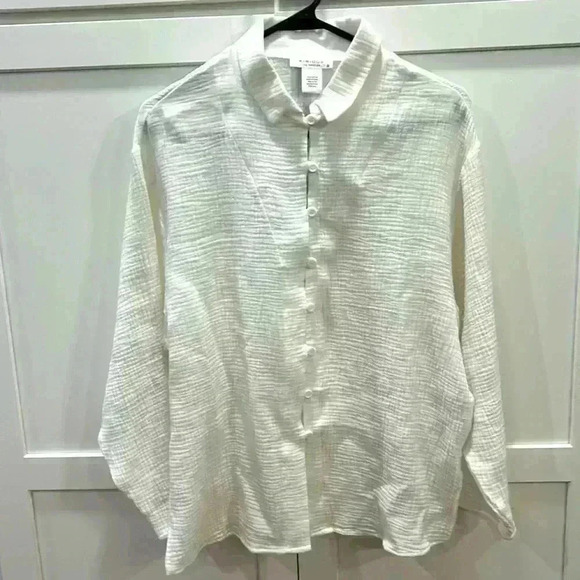 Kirious Los Angeles Tops - Kirious NEW Women’s White button up shirt New with tags. Size Small 100% Cotton